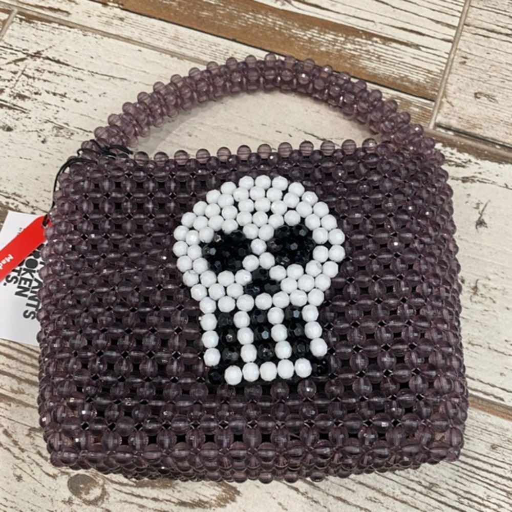 BEADED skull purse! Removable shoulder strap! Card holders inside/fabric lined💀